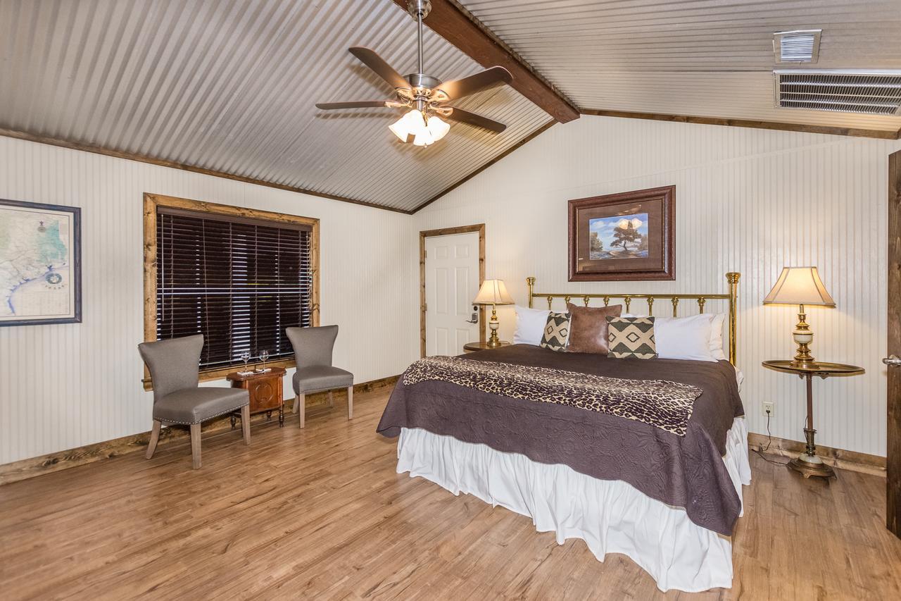 Vineyard Trail Cottages- Adults Only Fredericksburg Room photo