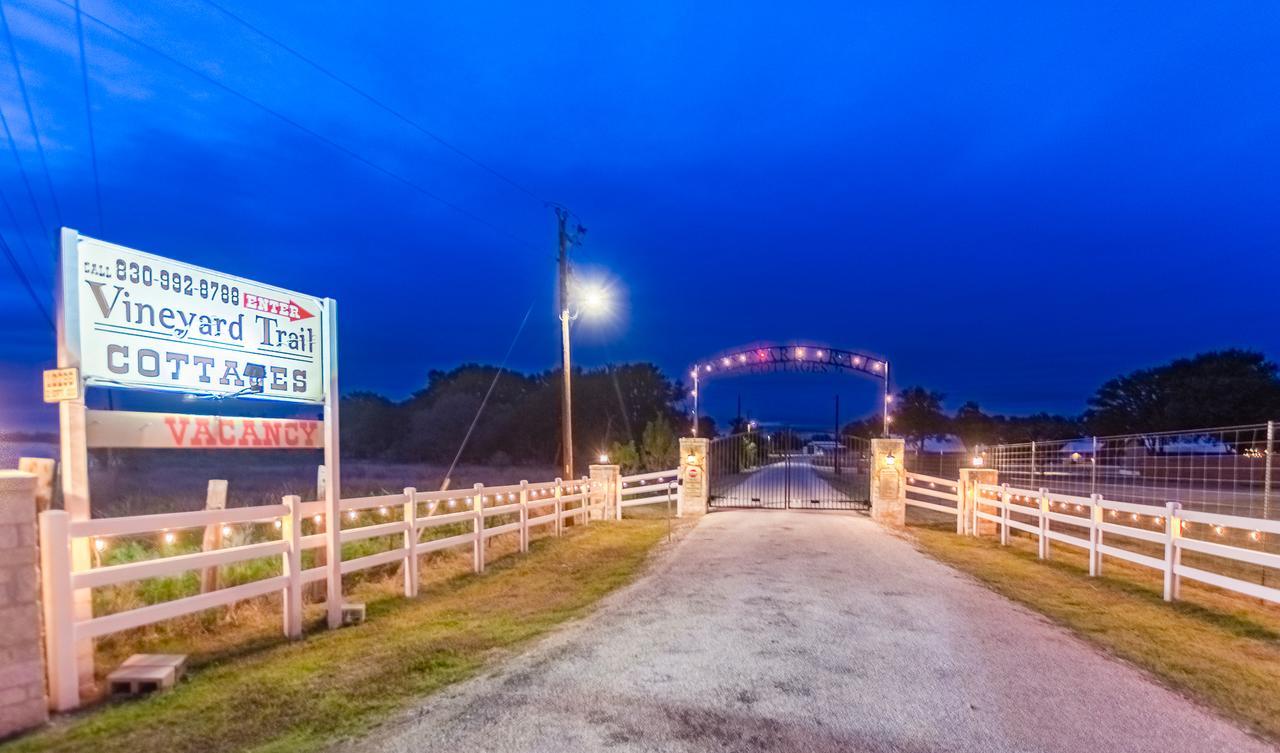 Vineyard Trail Cottages- Adults Only Fredericksburg Room photo