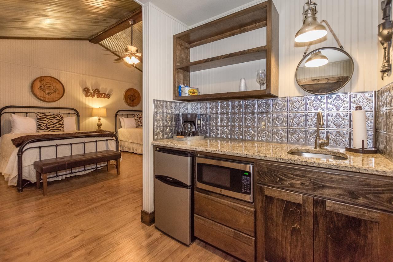 Vineyard Trail Cottages- Adults Only Fredericksburg Room photo