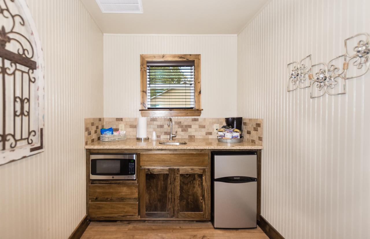 Vineyard Trail Cottages- Adults Only Fredericksburg Room photo